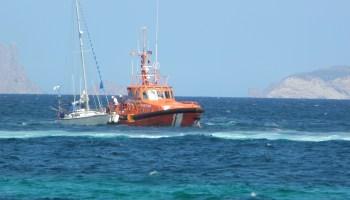 Velero argentino desaparecido arriba remolcado a puerto de sur de Brasil